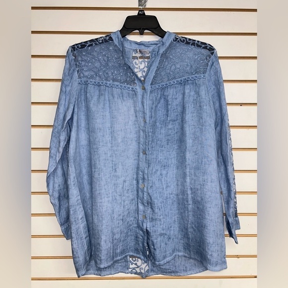 Linen & Lace Bellambra Button Down Blouse - NWT - M -‎ Light Blue Chambray Like - Picture 1 of 7